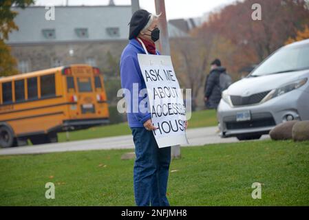 Toronto Ontario, Canada - 1st novembre 2022: Le persone che protestano per più spazio per consentire ai senzatetto di rifugiarsi. Foto Stock