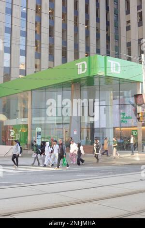 Toronto Ontario, Canada - 1st novembre 2022: L'esterno di una filiale di banca TD. Foto Stock