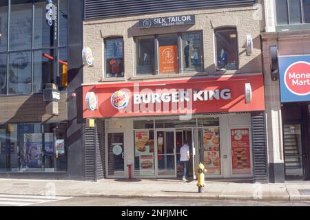 Toronto Ontario, Canada - 1st novembre 2022: L'esterno di un ristorante Burger King. Foto Stock