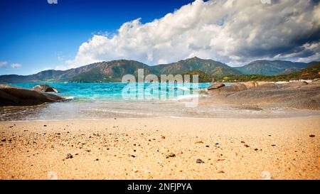 Spiaggia di Campulongu a Villasimius nel sud della Sardegna. Spiaggia desertica con mare azzurro Foto Stock