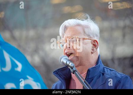 Toronto Ontario, Canada - 1st novembre 2022: IL presidente DI CUPE Ontario Fred Hahn che dà un discorso di protesta a sostegno degli operatori dell'istruzione in Ontario. Foto Stock