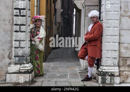 Venezia, Italia. 16th Feb, 2023. I rivelatori mascherati posano per un ritratto a Venezia il 17 febbraio 2023. Il Carnevale di Venezia inizierà il 4 febbraio e terminerà il 21 febbraio 2023 e sarà intitolato ''prenditi il tempo per i segni originali'' (Foto di Michele Maraviglia/NurPhoto) Credit: NurPhoto SRL/Alamy Live News Foto Stock