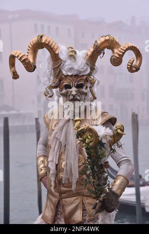 Venezia, Italia. 16th Feb, 2023. Un rivelatore mascherato posa per un ritratto a Venezia, Italia, il 17 febbraio 2023. Il Carnevale di Venezia inizierà il 4 febbraio e terminerà il 21 febbraio 2023 e sarà intitolato ''prenditi il tempo per i segni originali'' (Foto di Michele Maraviglia/NurPhoto) Credit: NurPhoto SRL/Alamy Live News Foto Stock