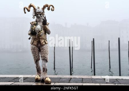 Venezia, Italia. 16th Feb, 2023. Un rivelatore mascherato posa per un ritratto a Venezia, Italia, il 17 febbraio 2023. Il Carnevale di Venezia inizierà il 4 febbraio e terminerà il 21 febbraio 2023 e sarà intitolato ''prenditi il tempo per i segni originali'' (Foto di Michele Maraviglia/NurPhoto) Credit: NurPhoto SRL/Alamy Live News Foto Stock