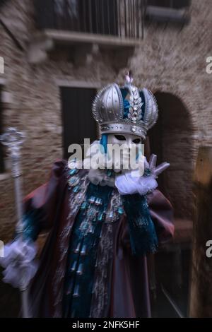 Venezia, Italia. 16th Feb, 2023. Un rivelatore mascherato posa per un ritratto a Venezia, Italia, il 17 febbraio 2023. Il Carnevale di Venezia inizierà il 4 febbraio e terminerà il 21 febbraio 2023 e sarà intitolato ''prenditi il tempo per i segni originali'' (Foto di Michele Maraviglia/NurPhoto) Credit: NurPhoto SRL/Alamy Live News Foto Stock