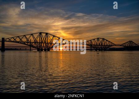 Il Forth Rail Bridge al tramonto, con il Forth Road Bridge e il Queensferry Crossing oltre, visto da South Queensferry, Scozia, Regno Unito Foto Stock