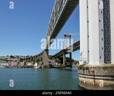 Ripresa spettacolare da una nave da crociera fluviale che passa sotto il Royal Albert Bridge. Il Ponte è un unico binario storico ponte ferroviario che collega Devon e. Foto Stock