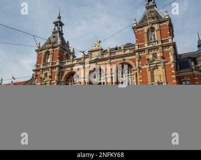 Amsterdam, Paesi Bassi. 15th Feb, 2023. Una vista del Teatro Internazionale con persone di passaggio. Amsterdam è una delle città più belle, creative e ciclabili d'Europa. Ha un ottimo mix di atmosfera cosmopolita e dimensioni relativamente piccole, il che significa che ha un fascino simile a quello di un villaggio. Anche se è ancora freddo ma soleggiato, i turisti stanno già visitando la capitale olandese nei giorni feriali. I luoghi più visitati sono di solito piazza Dam, il centro della città, i musei e i canali. (Credit Image: © Ana Fernandez/SOPA Images via ZUMA Press Wire) SOLO PER USO EDITORIALE! Non per Foto Stock