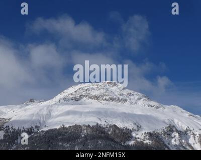 Il Piz padella da Samedan in inverno con neve e cielo blu Foto Stock