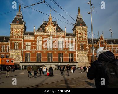 Amsterdam, Paesi Bassi. 15th Feb, 2023. Vista sulla stazione centrale circondata da passeggeri e turisti. Amsterdam è una delle città più belle, creative e ciclabili d'Europa. Ha un ottimo mix di atmosfera cosmopolita e dimensioni relativamente piccole, il che significa che ha un fascino simile a quello di un villaggio. Anche se è ancora freddo ma soleggiato, i turisti stanno già visitando la capitale olandese nei giorni feriali. I luoghi più visitati sono di solito piazza Dam, il centro della città, i musei e i canali. (Credit Image: © Ana Fernandez/SOPA Images via ZUMA Press Wire) USO EDITORIALE Foto Stock