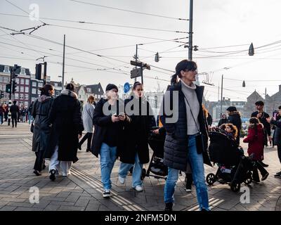 Amsterdam, Paesi Bassi. 15th Feb, 2023. Si vedono persone che camminano per il centro della città. Amsterdam è una delle città più belle, creative e ciclabili d'Europa. Ha un ottimo mix di atmosfera cosmopolita e dimensioni relativamente piccole, il che significa che ha un fascino simile a quello di un villaggio. Anche se è ancora freddo ma soleggiato, i turisti stanno già visitando la capitale olandese nei giorni feriali. I luoghi più visitati sono di solito piazza Dam, il centro della città, i musei e i canali. (Foto di Ana Fernandez/SOPA Images/Sipa USA) Credit: Sipa USA/Alamy Live News Foto Stock