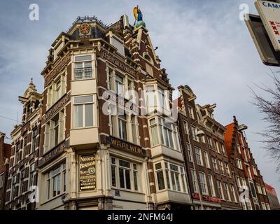 Amsterdam, Paesi Bassi. 15th Feb, 2023. Vista su una facciata molto antica. Amsterdam è una delle città più belle, creative e ciclabili d'Europa. Ha un ottimo mix di atmosfera cosmopolita e dimensioni relativamente piccole, il che significa che ha un fascino simile a quello di un villaggio. Anche se è ancora freddo ma soleggiato, i turisti stanno già visitando la capitale olandese nei giorni feriali. I luoghi più visitati sono di solito piazza Dam, il centro della città, i musei e i canali. (Foto di Ana Fernandez/SOPA Images/Sipa USA) Credit: Sipa USA/Alamy Live News Foto Stock