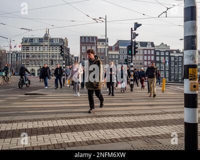 Amsterdam, Paesi Bassi. 15th Feb, 2023. Le persone sono viste passando da un passaggio pedonale. Amsterdam è una delle città più belle, creative e ciclabili d'Europa. Ha un ottimo mix di atmosfera cosmopolita e dimensioni relativamente piccole, il che significa che ha un fascino simile a quello di un villaggio. Anche se è ancora freddo ma soleggiato, i turisti stanno già visitando la capitale olandese nei giorni feriali. I luoghi più visitati sono di solito piazza Dam, il centro della città, i musei e i canali. (Foto di Ana Fernandez/SOPA Images/Sipa USA) Credit: Sipa USA/Alamy Live News Foto Stock