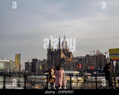 Amsterdam, Paesi Bassi. 15th Feb, 2023. Due turisti si vedono in posa vicino ad uno dei canali della città. Amsterdam è una delle città più belle, creative e ciclabili d'Europa. Ha un ottimo mix di atmosfera cosmopolita e dimensioni relativamente piccole, il che significa che ha un fascino simile a quello di un villaggio. Anche se è ancora freddo ma soleggiato, i turisti stanno già visitando la capitale olandese nei giorni feriali. I luoghi più visitati sono di solito piazza Dam, il centro della città, i musei e i canali. (Credit Image: © Ana Fernandez/SOPA Images via ZUMA Press Wire) SOLO PER USO EDITORIALE! Foto Stock