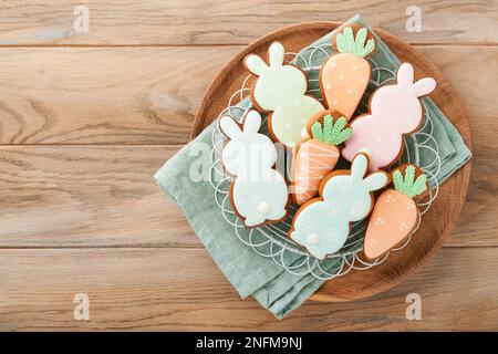 Colazione di Pasqua, concetto di Holliday. Pan di zenzero pasquale forma di coniglietto e carota con cannella con smalto colorato, decorazioni pasquali, uova colorate su Foto Stock