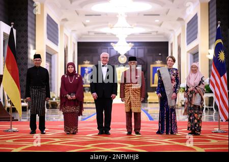 17 febbraio 2023, Malesia, Kuala Lumpur: Il presidente tedesco Frank-Walter Steinmeier (3rd da sinistra) e sua moglie Elke Büdenbender (2nd da destra). Stand con il sultano Abdullah Ri'ayatuddin al-Mustafa Billah Shah, re della Malesia, e sua moglie, la regina Tunku Azizah Aminah Maimunah Iskandariah, e Anwar Ibrahim (l), primo ministro della Malesia, E sua moglie WAN Azizah WAN Ismail (r) tra le bandiere prima di un banchetto di stato ospitato dalla coppia reale al Palazzo reale. Il presidente tedesco Frank-Walter Steinmeier e sua moglie Elke Büdenbender si uniscono al sultano Abdullah Sultan Ahmad Shah (2nd da destra), re di Foto Stock