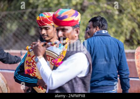 Bikaner, India: Festival dei cammelli, Ritratto di un maschio rajasthani con un artista che indossa un tradizionale abito colorato rajasthani. Foto Stock