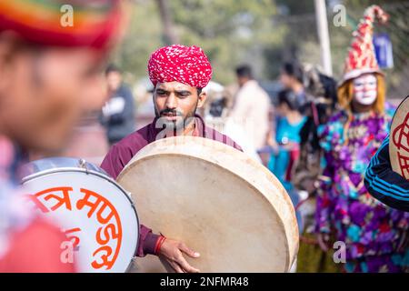 Bikaner, India: Festival dei cammelli, Ritratto di un maschio rajasthani con un artista che indossa un tradizionale abito colorato rajasthani. Foto Stock