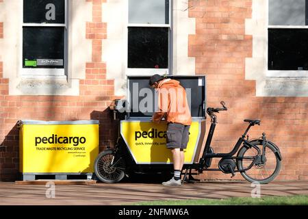 Pedicargo gestiscono una flotta di biciclette da carico in giro per Hereford UK per le consegne commerciali locali e il riciclaggio dei rifiuti raccolta visto febbraio 2023 Foto Stock