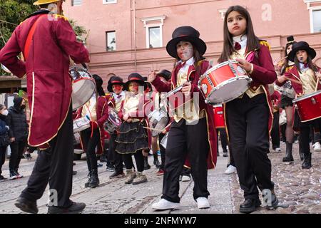 Gruppo di Carnevale per la parata di carnevale 'Rantantira' al ritmo della batteria a Cagliari Foto Stock