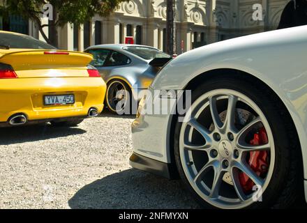 Bianco Porsche 911 GT3 ruote anteriori con Porsche gialla in background Foto Stock