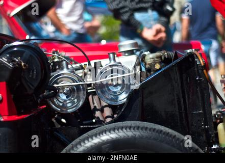 Classic Car Engine Bay aperto in Bokeh profondità di campo sfondo Foto Stock