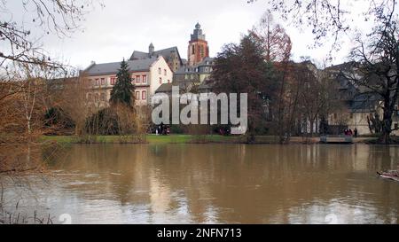 Vista della città vecchia sulla riva sinistra, attraverso il fiume Lahn, Wetzlar, Germania Foto Stock