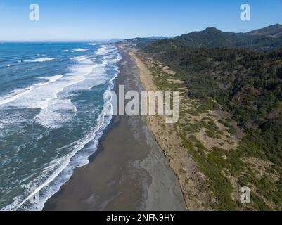 La luce del sole del pomeriggio splende sull'Oceano Pacifico e si estende su Gold Beach lungo la panoramica costa meridionale dell'Oregon. Quest'area si trova lungo l'autostrada 101. Foto Stock