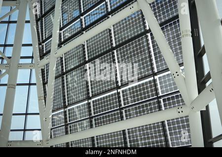 facciata di pannelli solari visti dall'interno dell'edificio moderno Foto Stock