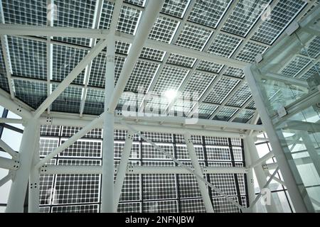 facciata di pannelli solari visti dall'interno dell'edificio moderno Foto Stock