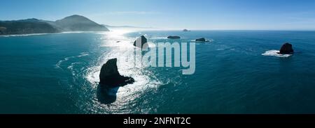 Le pile di mare si trovano al largo del Samuel H. Boardman state Scenic Corridor sulla costa meridionale dell'Oregon. Le pile di mare sono formate da forze erosive. Foto Stock