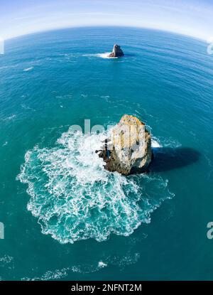 Le pile di mare si trovano al largo del Samuel H. Boardman state Scenic Corridor sulla costa meridionale dell'Oregon. Le pile di mare sono formate da forze erosive. Foto Stock