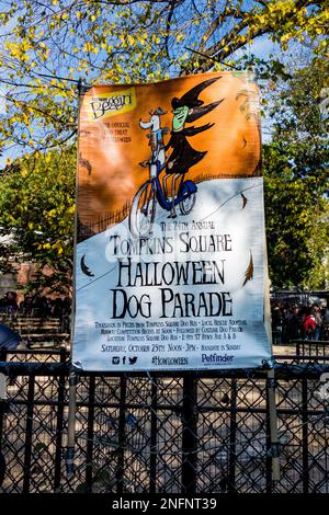 Segui le indicazioni per la Tompkins Square Halloween Dog Parade, East Village, New York City, NY, USA Foto Stock