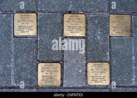 10 giugno 2019, placche commemorative in ottone per ebrei deportati a Gorinchem, Paesi Bassi Foto Stock