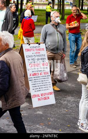 L'Aia, Paesi Bassi 04 settembre 2020, manifestanti con testo su striscioni che esprimono preoccupazione per il fatto che la diffusione del Covid-19 sia una conseguenza della corruzione e della criminalità Foto Stock