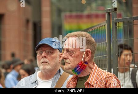 Toronto Ontario, Canada - Giugno 26th 2022: Un uomo che indossa una maschera con i colori della bandiera di orgoglio su di essa durante la Parata di orgoglio annuale di Toronto. Foto Stock