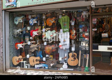 Visualizzazione colorata di chitarre nella finestra Guitar Shop, Great Western Road, Glasgow, Scozia, UK Foto Stock