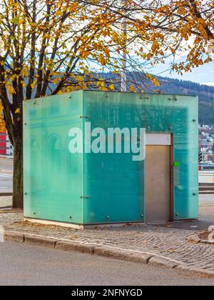 Cubo di vetro moderno WC pubblico in Norvegia Foto Stock