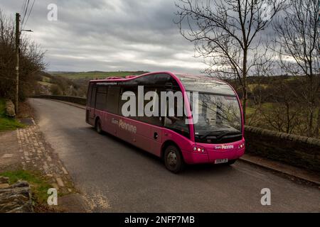 Un servizio di autobus rurale su Brow Lane nella valle di Shibden vicino a Halifax, West Yorkshire, Regno Unito negozia la stretta corsia di campagna sul lato della collina di Pennine. Credit: Windmill Images/Alamy Live News Foto Stock