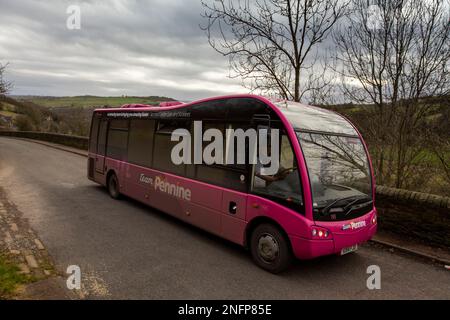 Un servizio di autobus rurale su Brow Lane nella valle di Shibden vicino a Halifax, West Yorkshire, Regno Unito negozia la stretta corsia di campagna sul lato della collina di Pennine. Credit: Windmill Images/Alamy Live News Foto Stock