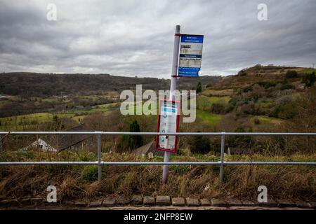 Un servizio di autobus rurale su Brow Lane nella valle di Shibden vicino a Halifax, West Yorkshire, Regno Unito negozia la stretta corsia di campagna sul lato della collina di Pennine. Credit: Windmill Images/Alamy Live News Foto Stock