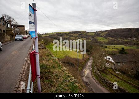 Un servizio di autobus rurale su Brow Lane nella valle di Shibden vicino a Halifax, West Yorkshire, Regno Unito negozia la stretta corsia di campagna sul lato della collina di Pennine. Credit: Windmill Images/Alamy Live News Foto Stock