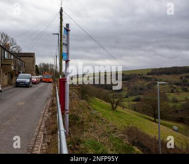 Un servizio di autobus rurale su Brow Lane nella valle di Shibden vicino a Halifax, West Yorkshire, Regno Unito negozia la stretta corsia di campagna sul lato della collina di Pennine. Credit: Windmill Images/Alamy Live News Foto Stock