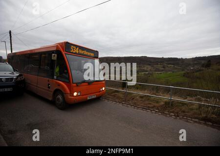 Un servizio di autobus rurale su Brow Lane nella valle di Shibden vicino a Halifax, West Yorkshire, Regno Unito negozia la stretta corsia di campagna sul lato della collina di Pennine. Credit: Windmill Images/Alamy Live News Foto Stock