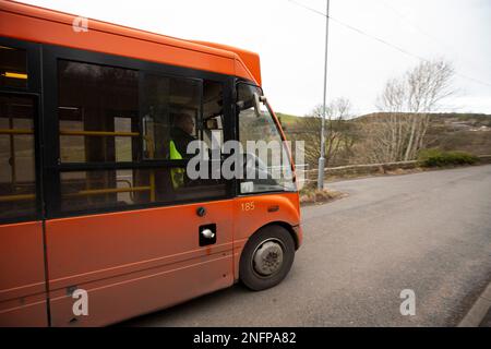 Un servizio di autobus rurale su Brow Lane nella valle di Shibden vicino a Halifax, West Yorkshire, Regno Unito negozia la stretta corsia di campagna sul lato della collina di Pennine. Credit: Windmill Images/Alamy Live News Foto Stock