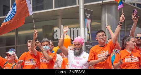 Toronto Ontario, Canada - 26th giugno 2022: Jagmeet Singh il leader del partito federale NDP in una parata durante la parata Pride annuale di Toronto. Foto Stock