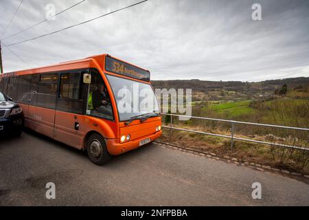 Un servizio di autobus rurale su Brow Lane nella valle di Shibden vicino a Halifax, West Yorkshire, Regno Unito negozia la stretta corsia di campagna sul lato della collina di Pennine. Credit: Windmill Images/Alamy Live News Foto Stock