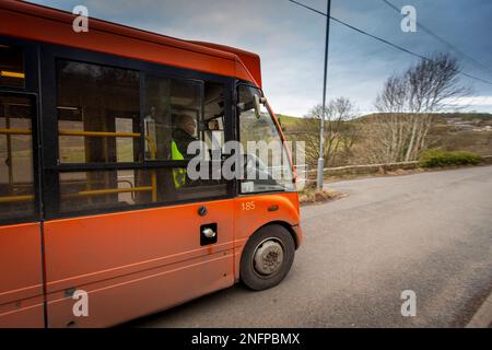 Un servizio di autobus rurale su Brow Lane nella valle di Shibden vicino a Halifax, West Yorkshire, Regno Unito negozia la stretta corsia di campagna sul lato della collina di Pennine. Credit: Windmill Images/Alamy Live News Foto Stock