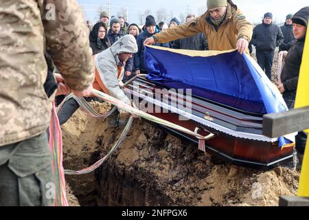 Non esclusiva: KHARKIV, UCRAINA - 16 FEBBRAIO 2023 - Un uomo copre la bara di Euromaidan attivista, vice comandante ospedale Hennadii Kovshyk con Foto Stock