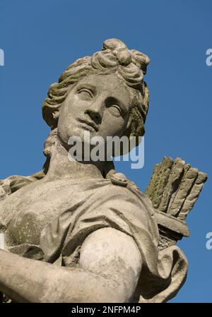 Statua barocca, dea Artemide di caccia, foresta, nascita e luna. Artemis dea della caccia, statua barocca. formato verticale Foto Stock